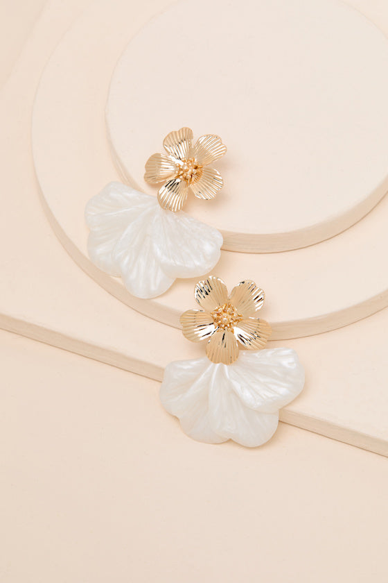 Sheena Ivory Flower Statement Earrings #Color_Ivory