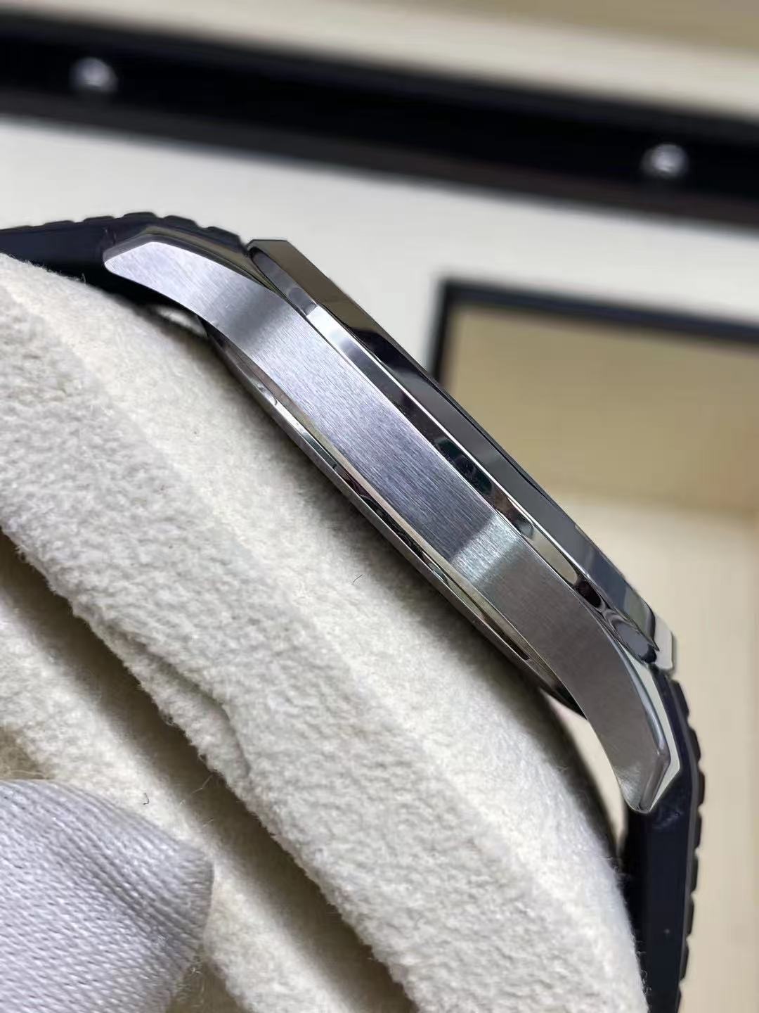 Rubber mechanical watch