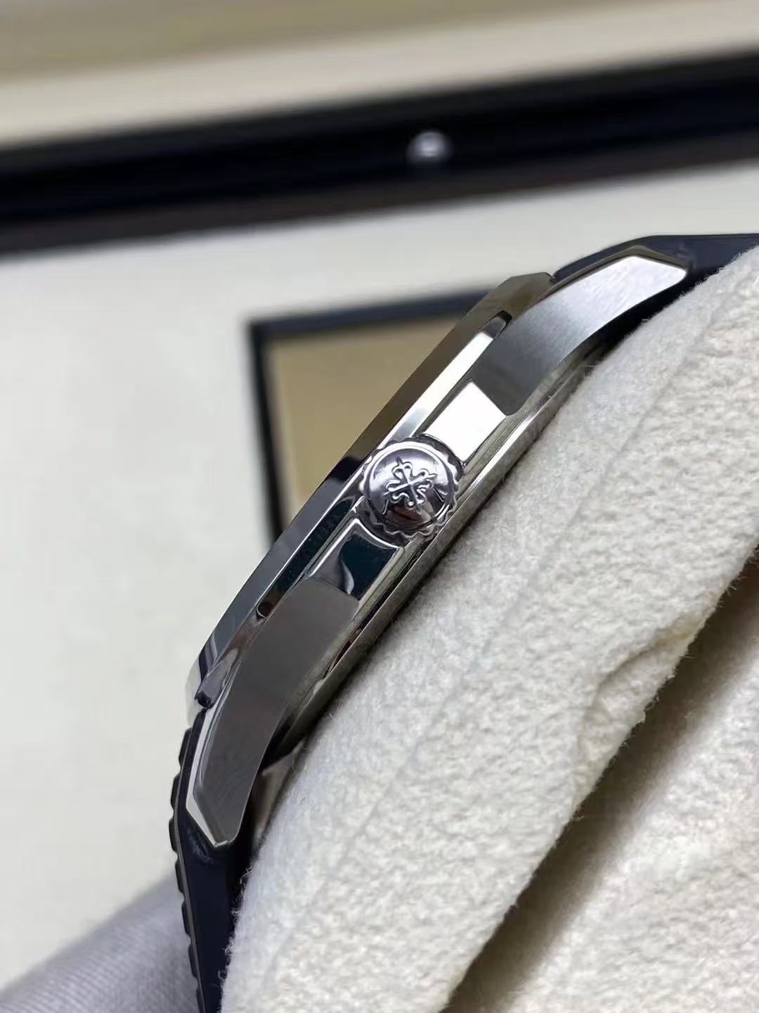 Rubber mechanical watch